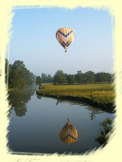reflets de montgolfi�re sur un canal du marais poitevin � Ar�ais